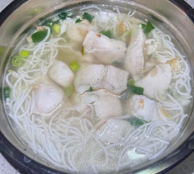10. Fresh fish vermicelli soup - bún cá.