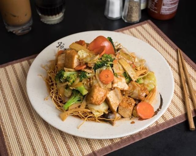 73. Vegetarian chow mein (broccoli, mushroom, bamboo shoots, cabbage & carrot) - mì xào rau.