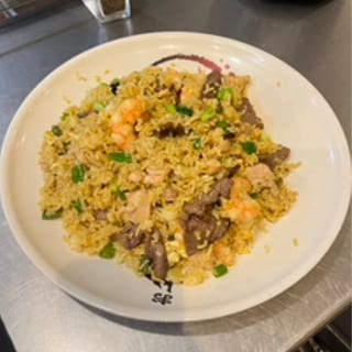 22. VN style (P) Pork or (C) Chicken curry fried rice - cơm chiên thịt heo hoặc gà