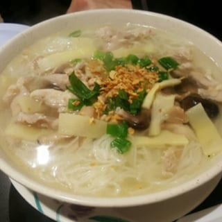 08. Chicken noodle soup - Bún măng gà
